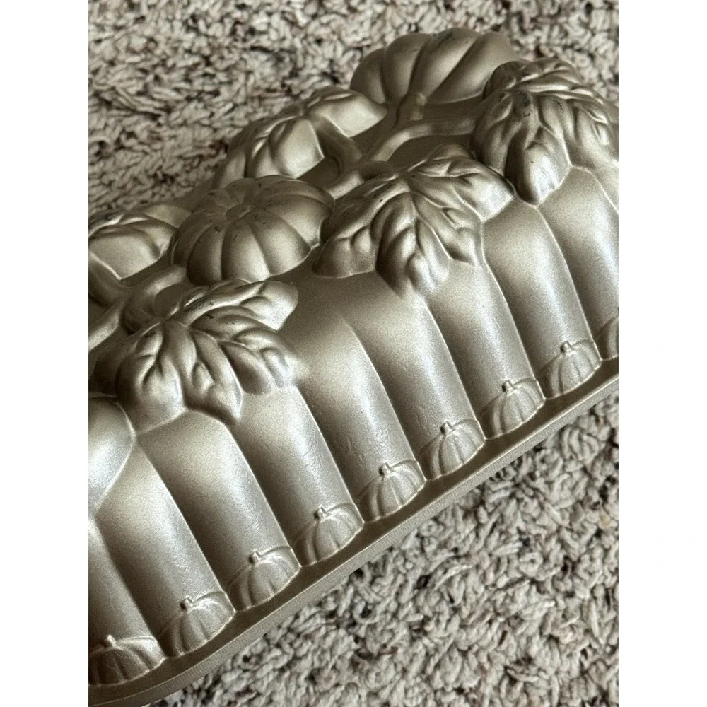 Nordic Ware Pumpkin Loaf 1 lb.  Cake Pan Mold‎ Cast Aluminum Made in USA